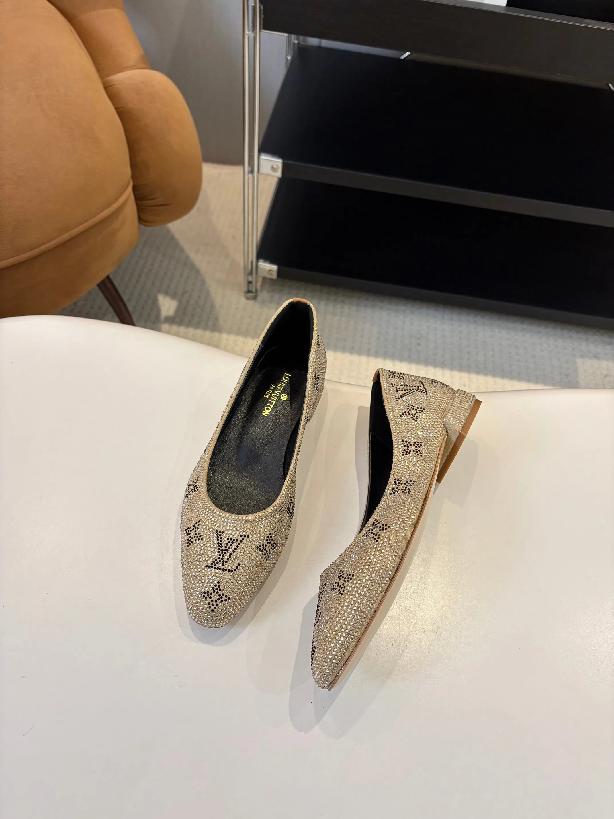 👟👟Ex-factory price 520👟👟 Louis Vuitton Louis Vuitton, 2025 flat shoes, modern and fashionable in one! Meet love when you turn a corner, release a strong aura like a queen, and capture everyone's attention instantly! Fabric: LV classic presbyopia + glittering diamonds + Yang Jing Lining/foot pads: imported lambskin leather outsole Size number: 35-41